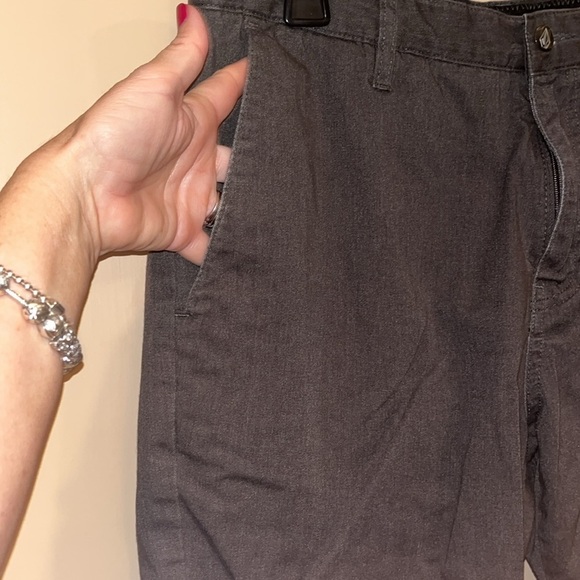 Volcom Men’s grey/ faded black pocketed long shorts size 34 - Picture 3 of 7